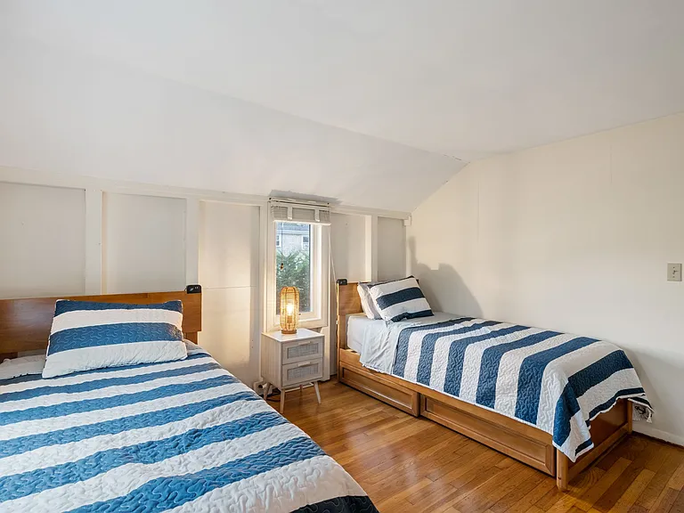 1st floor - Bedroom with 2 singles