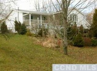 22 Coronation Dr, Hudson, NY 12534