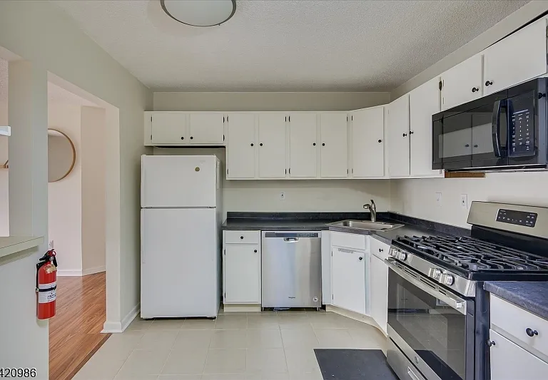 69 Amberly Ct — Photo 6