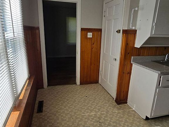 5th image of 2211 S Pershing Dr