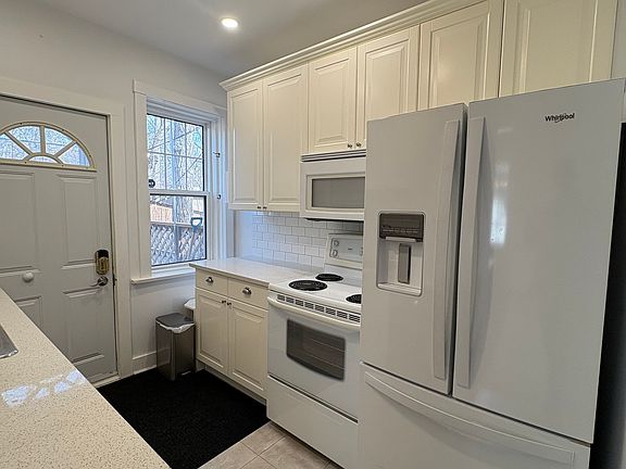 5th image of 228 Beaverbrook St