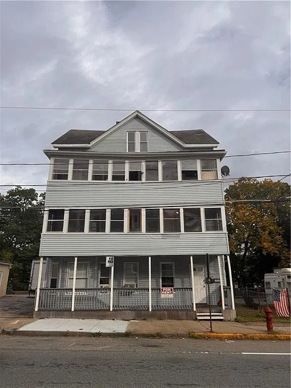 3 bed, 1.0 bath, 1200 sqft, $2,200 — Photo 1