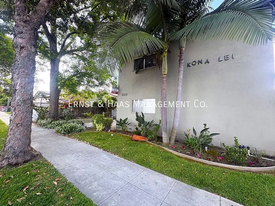 Charming Upper-Level Corner Apartment Featuring Beautiful Hardwood Floors! — Photo 2