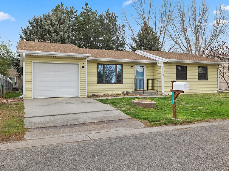 769 Feather Pl — Photo 2