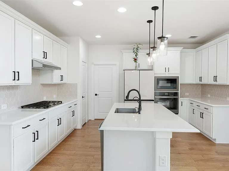300 Hollister Dr — Photo 7