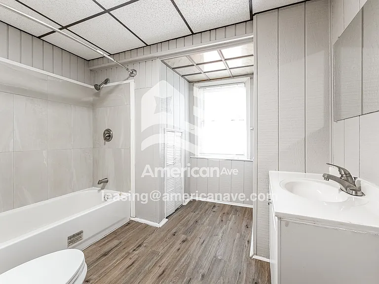 1342829_010_main_bathroom_13921701.jpg