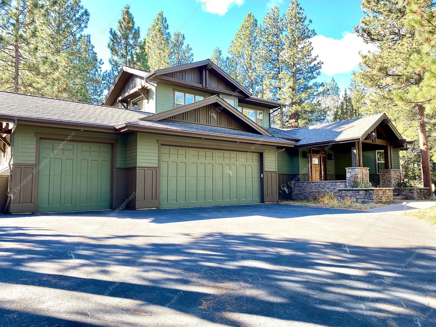 3 Bedroom + Office on Golf Course in Awbrey Glen! — Photo 1