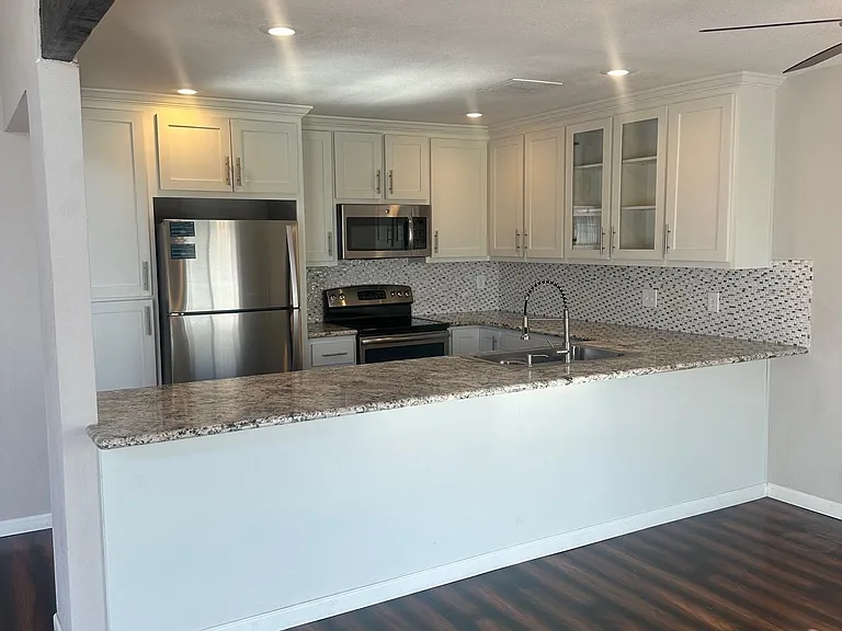 10485 S Del Valle Dr — Photo 8