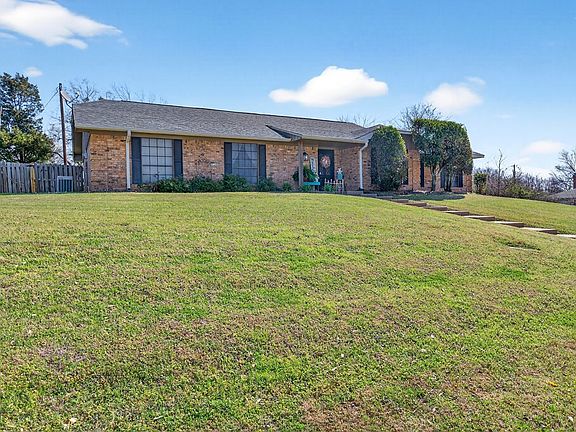 3rd image of 209 Colonial Cir