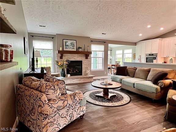 3rd image of 2989 Island Creek Dr