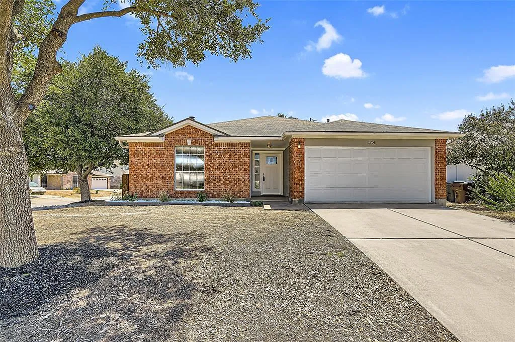 3 bed, 1217 sqft, $2,200 — Photo 2