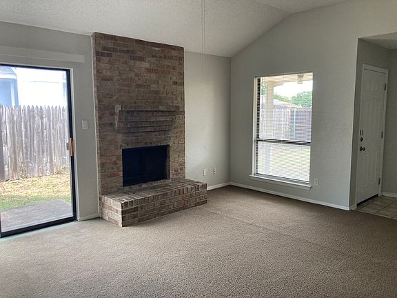 3rd image of 916 Cottonwood Trl