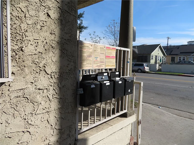 3923 1/4 S Normandie Ave — Photo 16