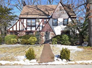 17 Wensley Dr, Great Neck, NY 11021