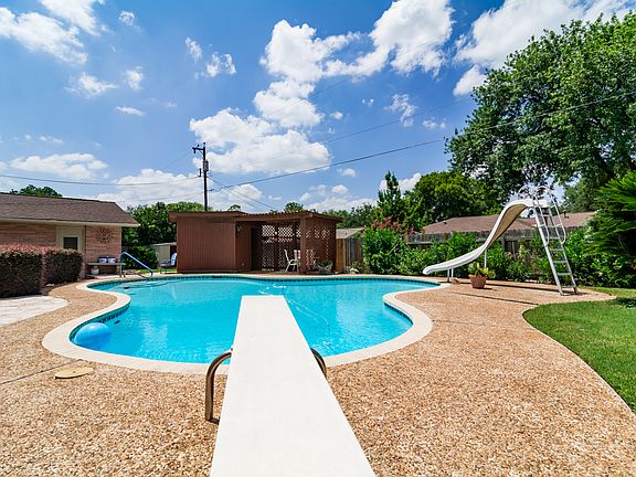 Pool looking to cabana