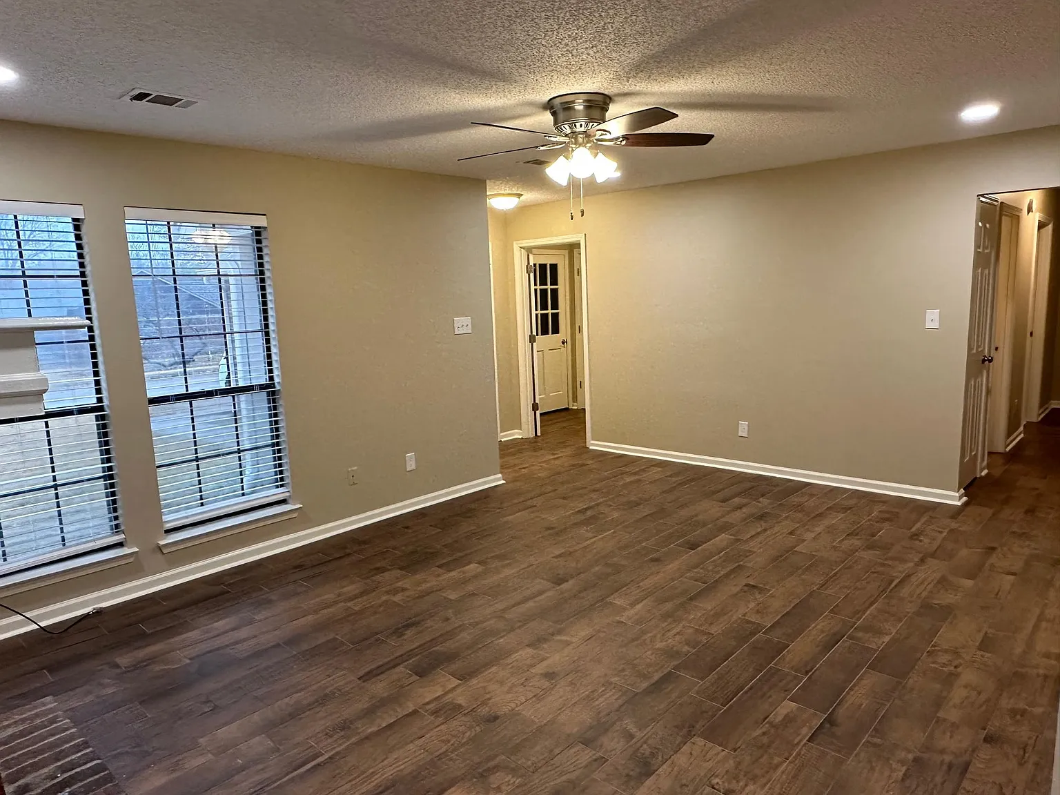 3 bed, 1327 sqft, $2,295 — Photo 2