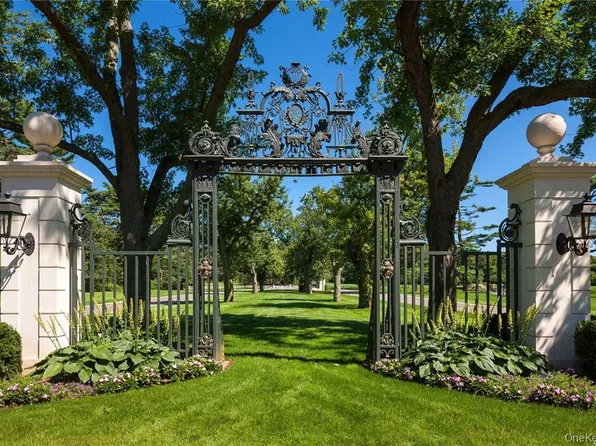 6 Stable Lane, Old Westbury, NY