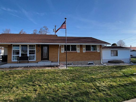 Fully mature grass and gardens. Flag pole!