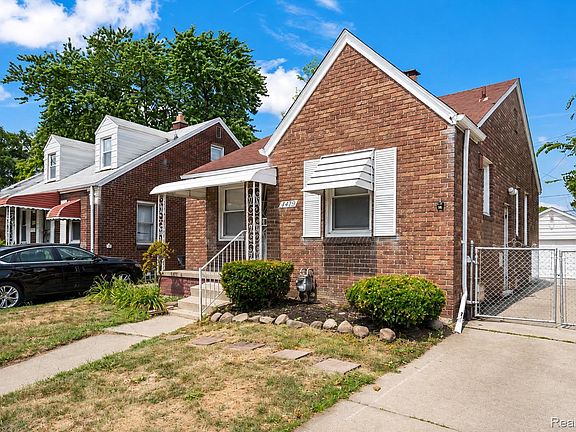 3rd image of 14981 Flanders St