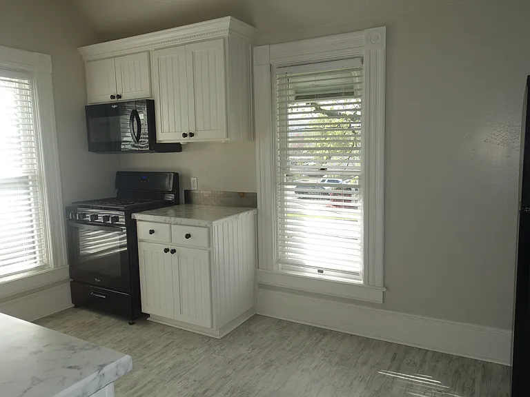 990 SE Shelton St #B-2 — Photo 5