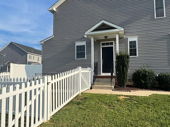 3rd image of 1005 Clover Cir #B