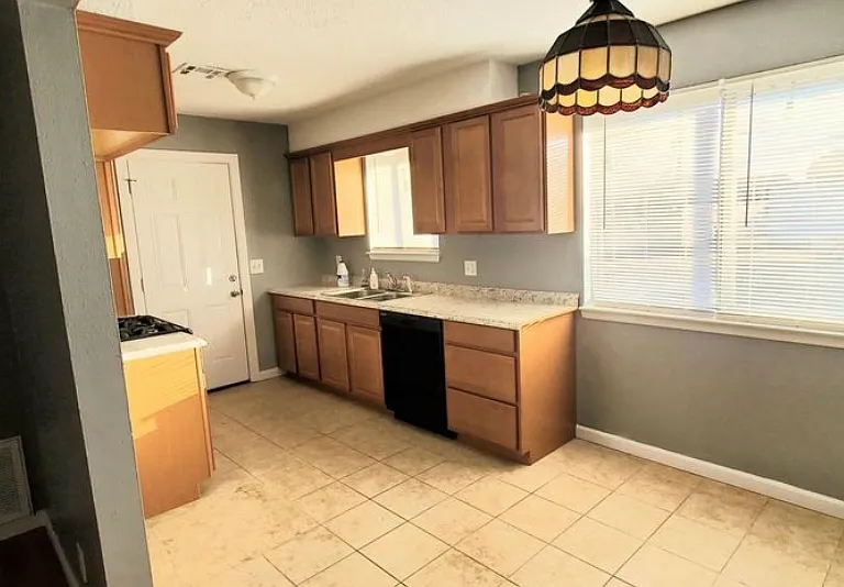 628 N Dallas Ave — Photo 9