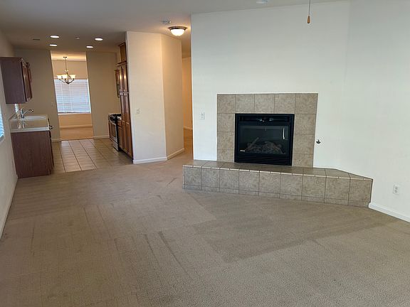 5th image of 391 Alder St