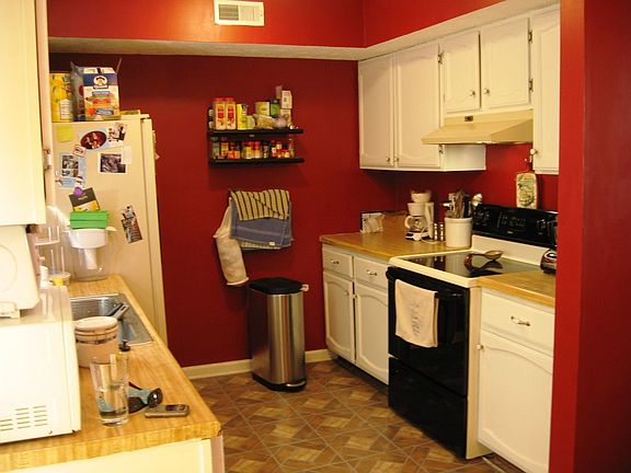 Wow kitchen with lots of storage, open to eat-in area!!