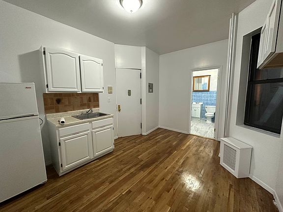 4th image of 332 W 37th St #1RE