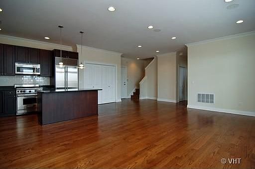 3rd image of 2757 N Lincoln Ave #404