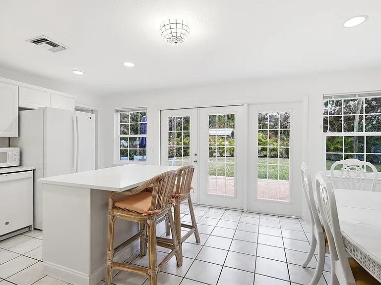 725 Dahlia Ln — Photo 9