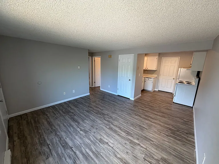 325 SW Academy St — Photo 1