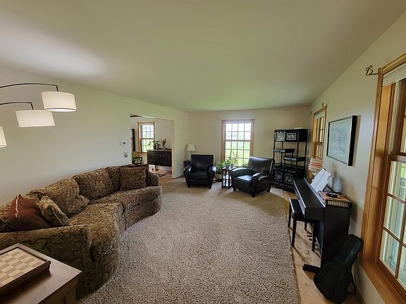 4th image of 585 Oakridge Dr