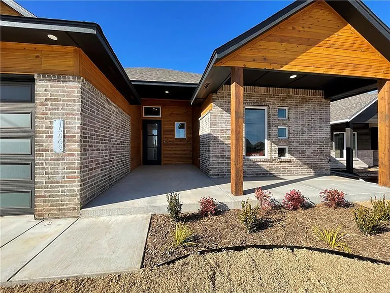 15809 Capri Ln — Photo 2