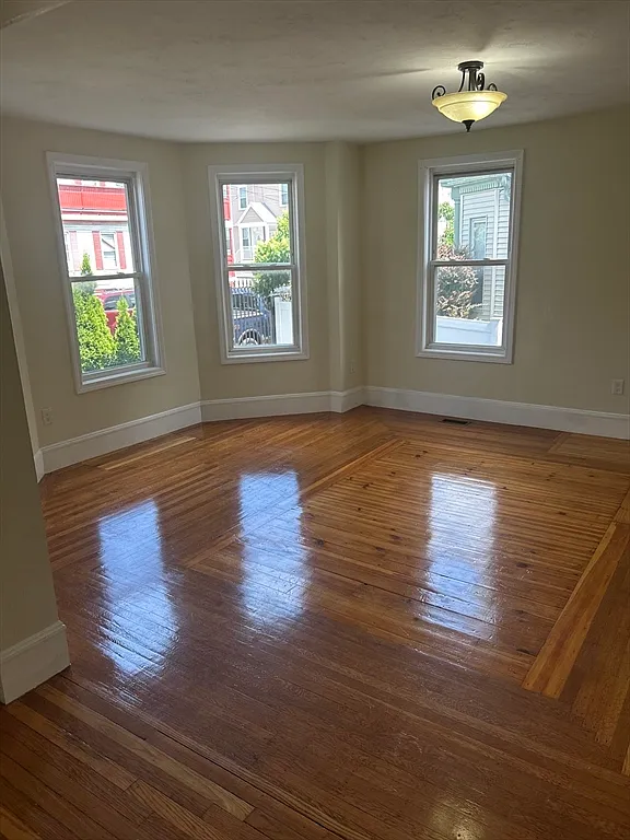 3 bed, 1.0 bath, 1400 sqft, $3,000 — Photo 2