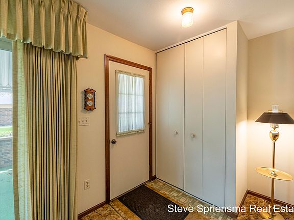 5th image of 627 Carriage Ln