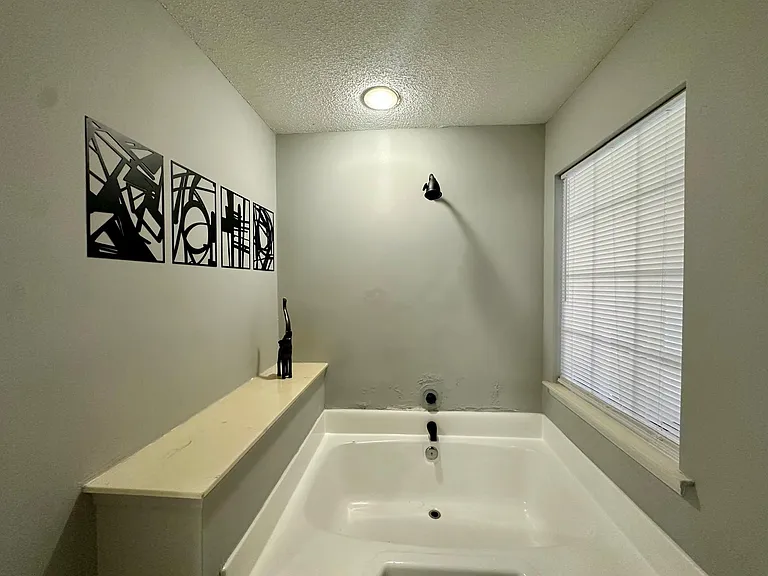 9501 Pondside Ln — Photo 28