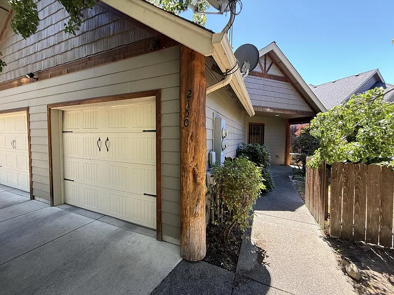2150 NW Tara Ln — Photo 1