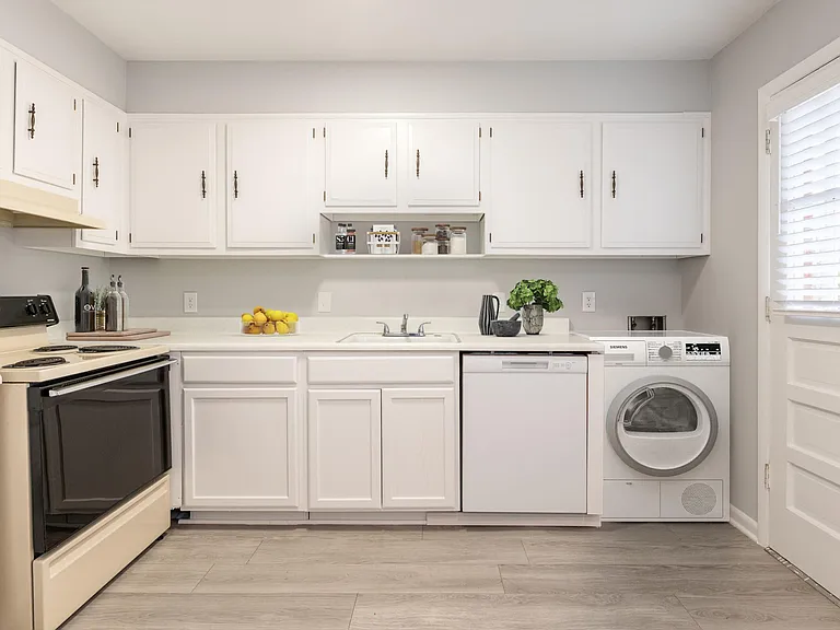 Cedar Hills Apartments and Towhomes — Photo 4