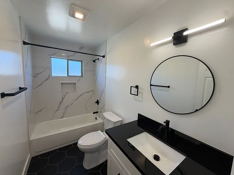 ROYALE APARTMENTS — Photo 24