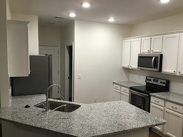 4 bed, 2.5 bath, 1800 sqft, $2,160 — Photo 2