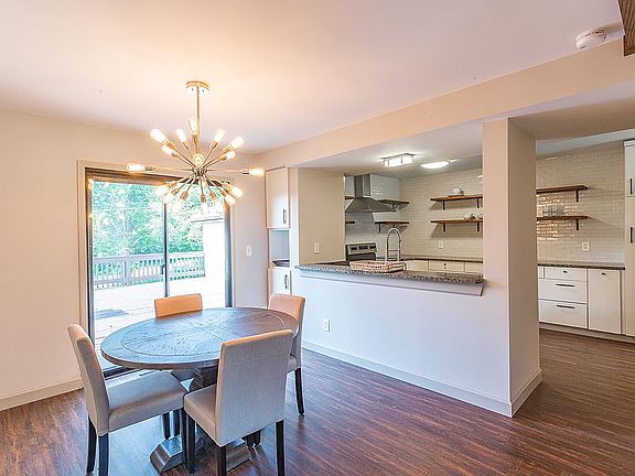 Breakfast room to kitchen