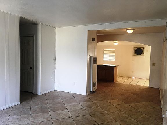 3rd image of 1015 E Acacia Ave