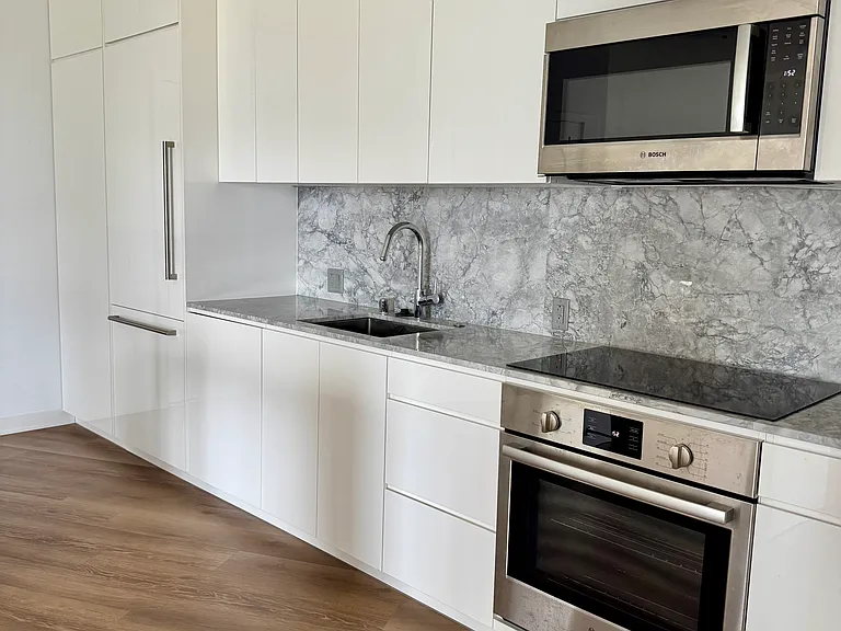 987 Queen St #1013 — Photo 4