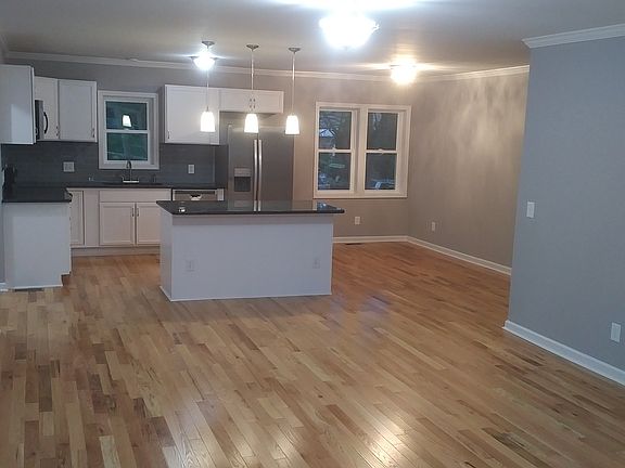 3rd image of 4243 Ivanhoe St
