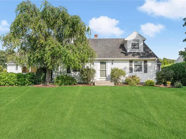 38 Church St, Tiverton, RI 02878