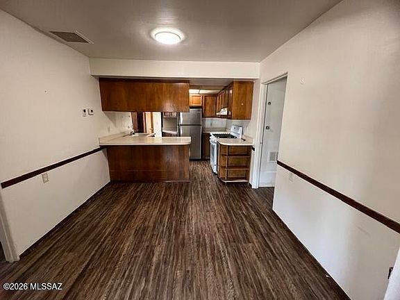 4th image of 2739 N Walnut Ave
