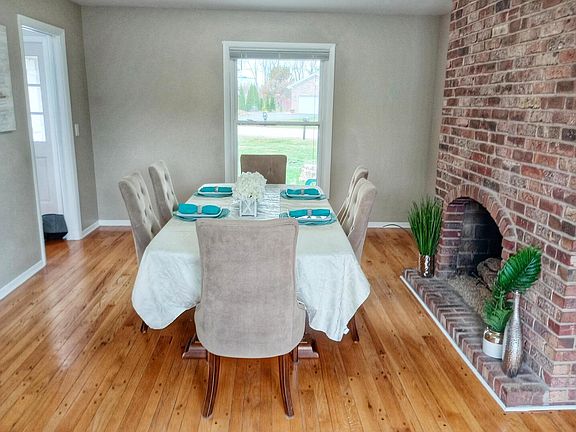 3rd image of 701 Deer Ln