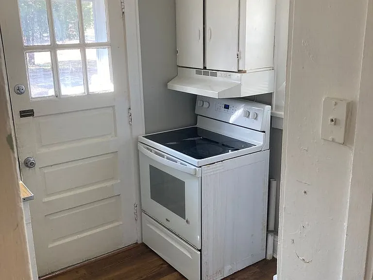403 N Elm St NW — Photo 12