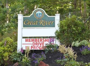 16 Pinetree Ln, Great River, NY 11739